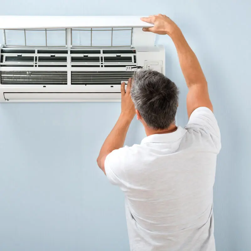 Réparateur climatisation ouvre climatiseur pour l'entretien